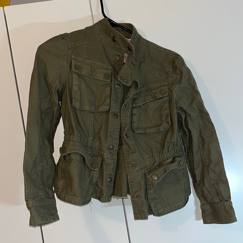 Army green buttoned jacket with ruffled back